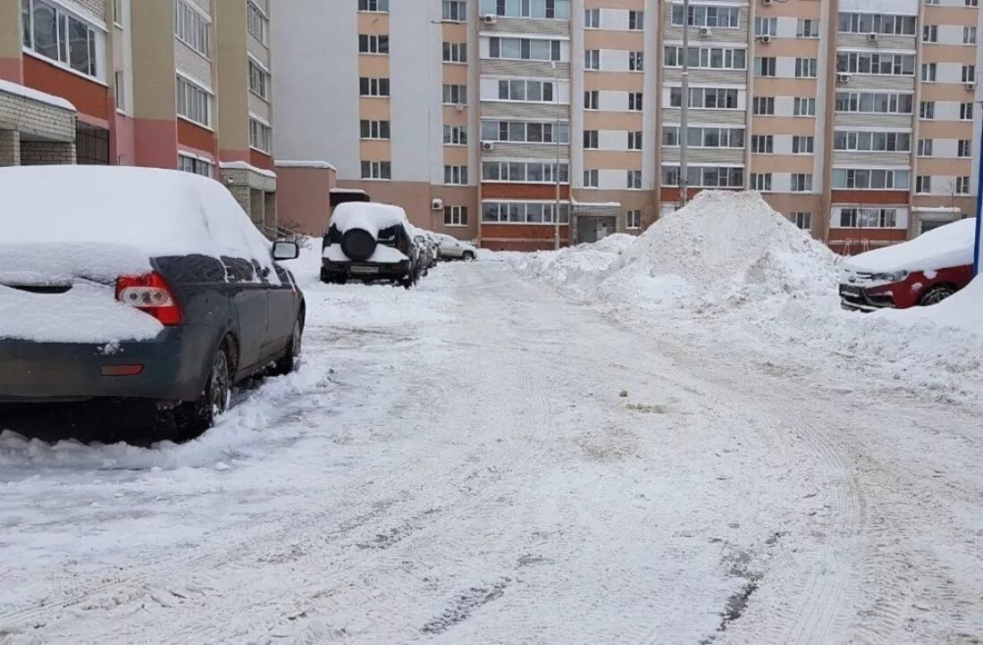 Снег в пензе. Снег во дворе. Пенза снег. Двор завален снегом. Дворы зимой в Пензе.