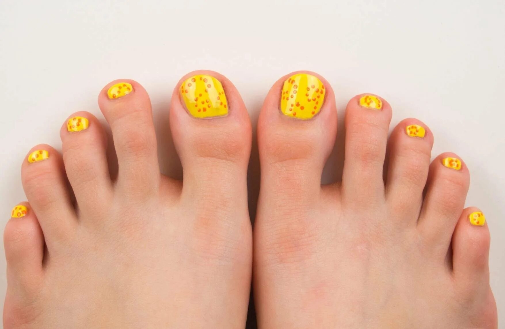 Желтые стопы. Ногти на ногах желтого цвета. Оранжевый педикюр с дизайном. Педикюр апельсинки. Педикюр с желтым гель лаком.