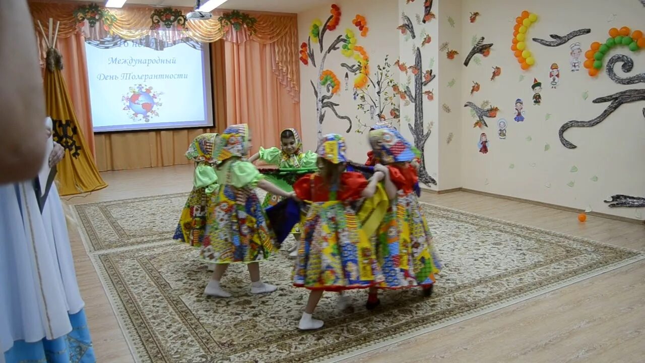 Танец с платками видео. Танец с платками в детском саду. Платочки для танцев в детском саду. Танец с платками для дошкольников. Танец с платками для детей в коррекционной школе.