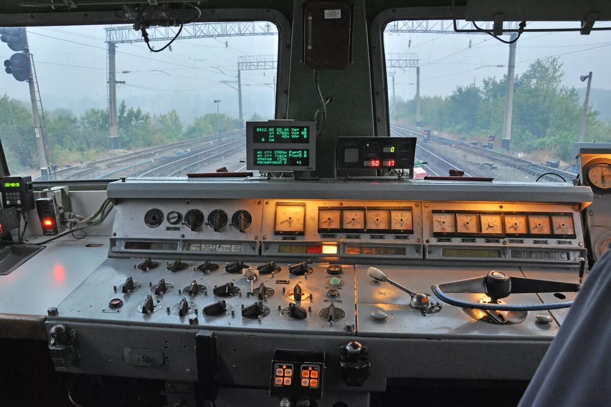 чс4т кабина. пульт управления чс4т расположение. электровоз чс4т кабина. локомотив чс4т кабина. пульт управления электровоза чс4т.