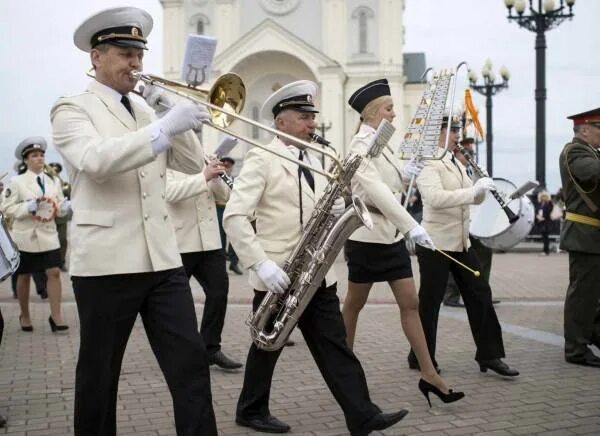 Амурский волны духовой оркестр. Костюмы для духового оркестра. Форма духовых оркестров. Духовой оркестр клоунов с широкими бедрами. Духовые оркестры Израиля.