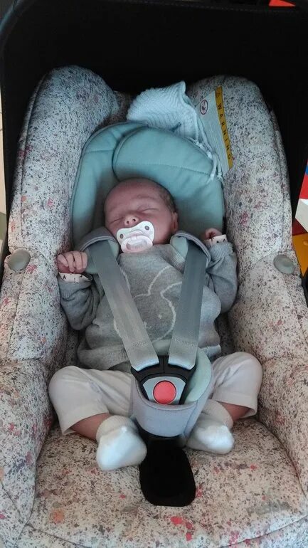 Ребенок в автолюльке новорожденный правильное положение фото Running Errands With Twins, From Newborn To School-Aged Baby car seats, Baby car