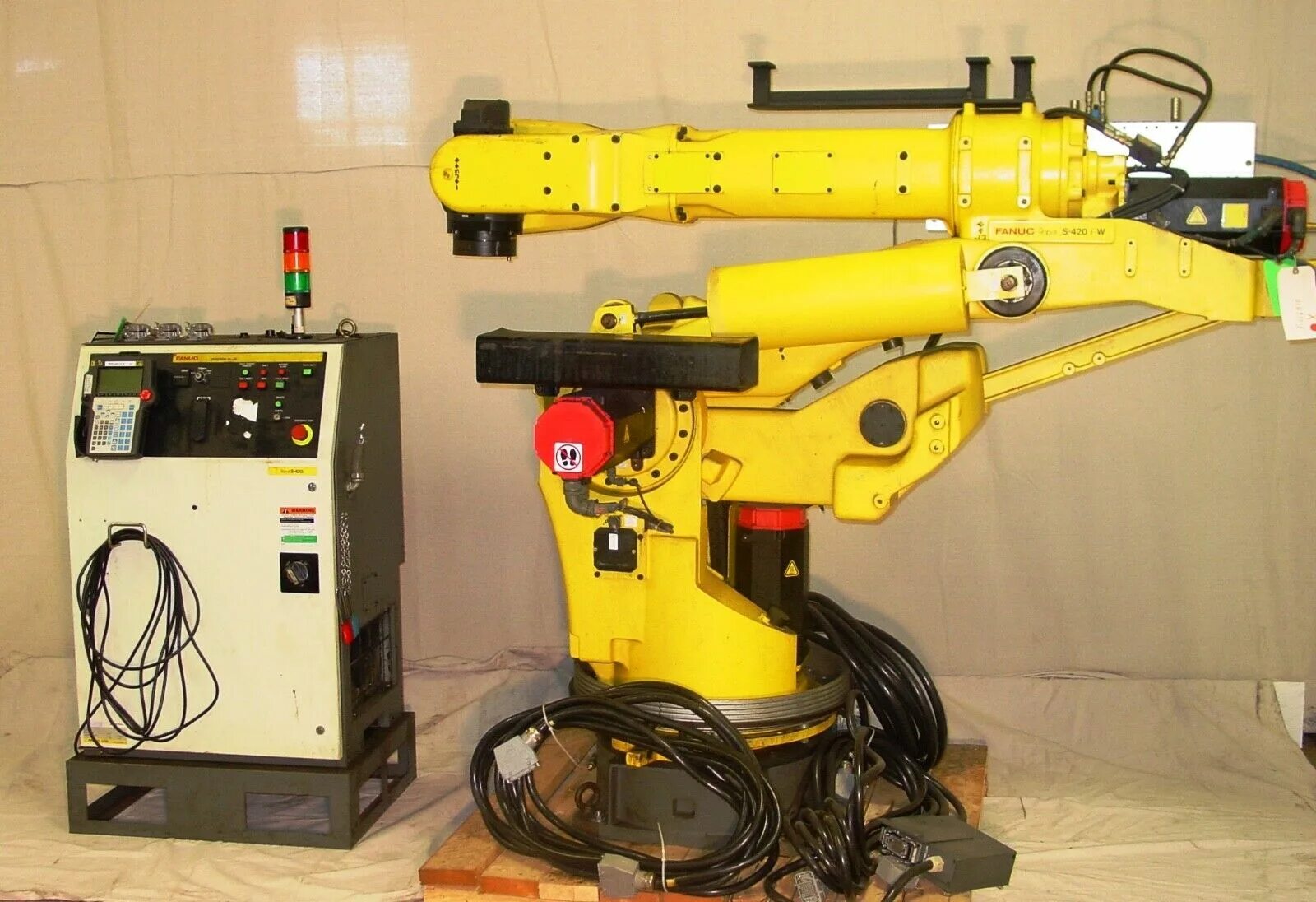 Fanuc robot. Робот укладчик Fanuc m 900. Fanuc s-420f. Fanuc r-2000ic. Фанук 2000.