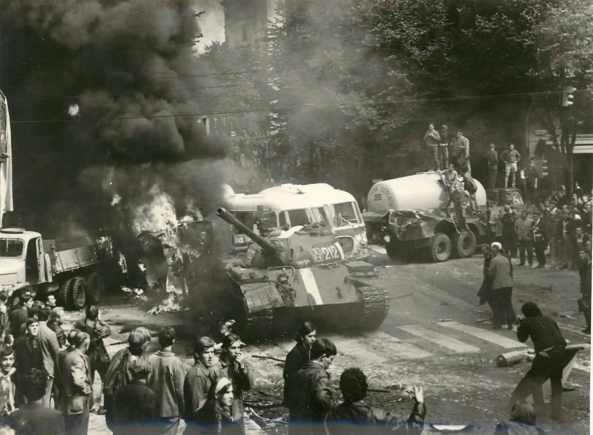 Введение в чехословакию. Операция Дунай 1968. Операция Дунай Прага 1968. Десантники в Праге Чехословакия 1968. Танки в Праге 1968.