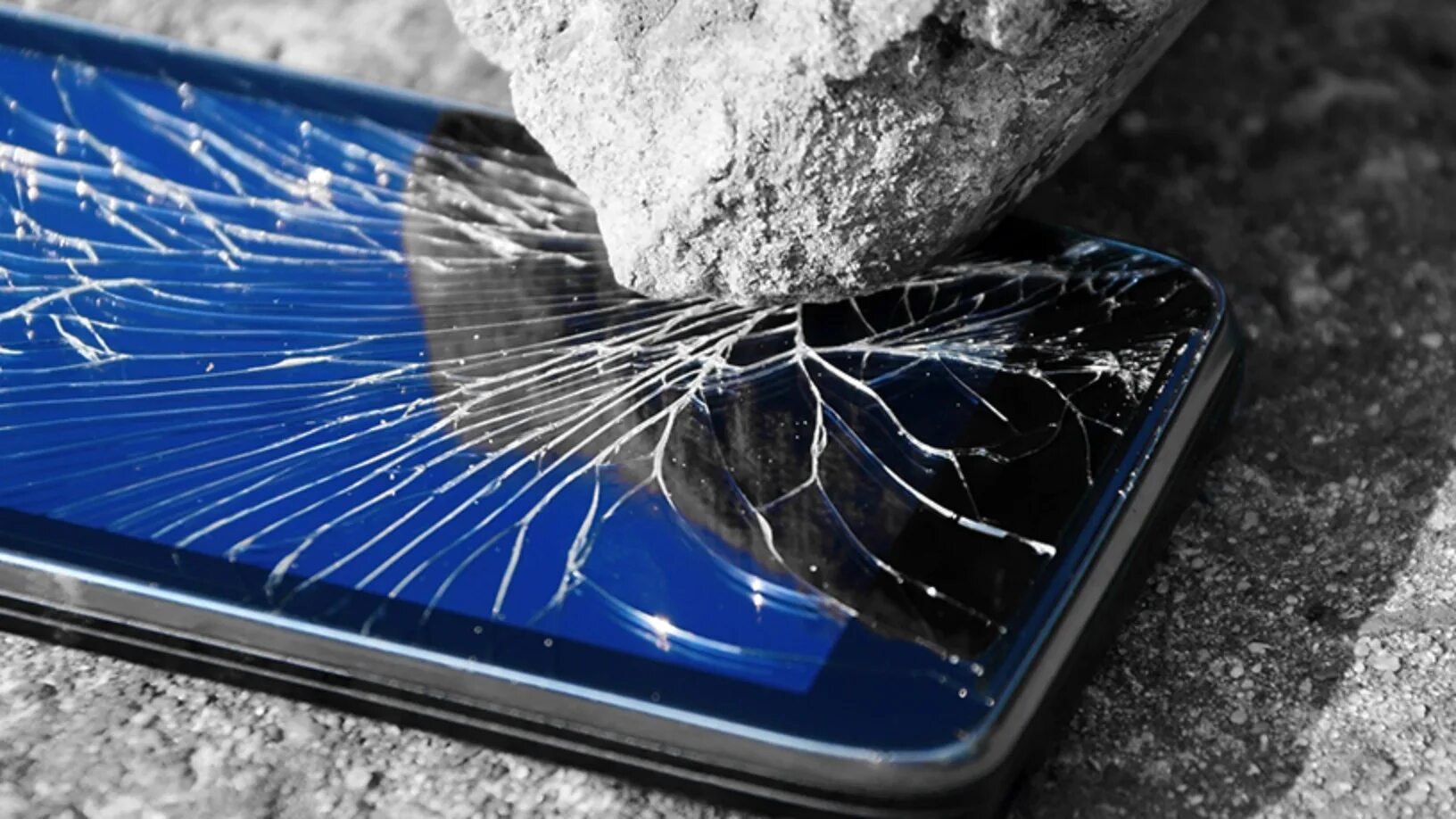 Разбитый экран телефона что делать. Разбитый самсунг а50. Смартфон с разбитым экраном. Разбитый экран телефона. Треснутый экран смартфона.