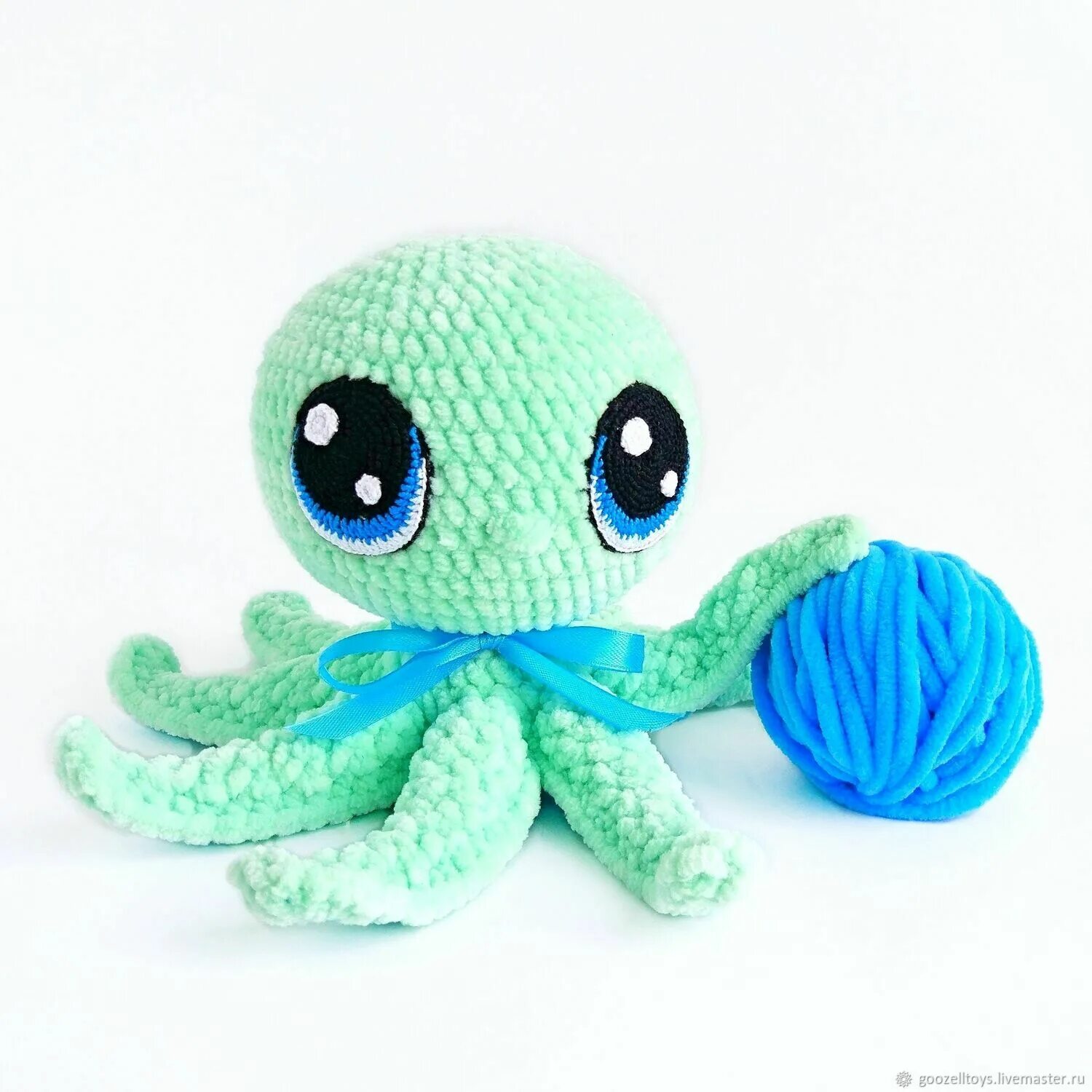 Игрушка амигуруми осьминожка. Вязаный осьминожка амигуруми. Осьминог крючком амигуруми. Осьминожка из плюшевой пряжи. Осьминожки вязаные из пряжи.