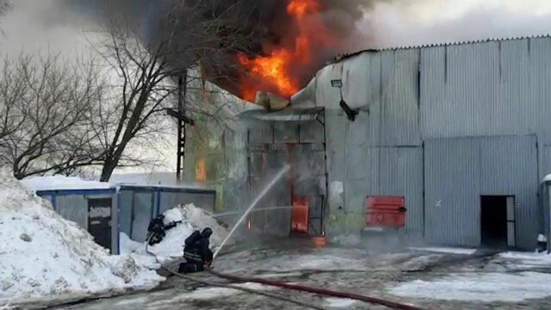 Горит ангар. Пожар на ангаре. тушение пожаров на складах. пожар в москве 2025. пожарный ангар.