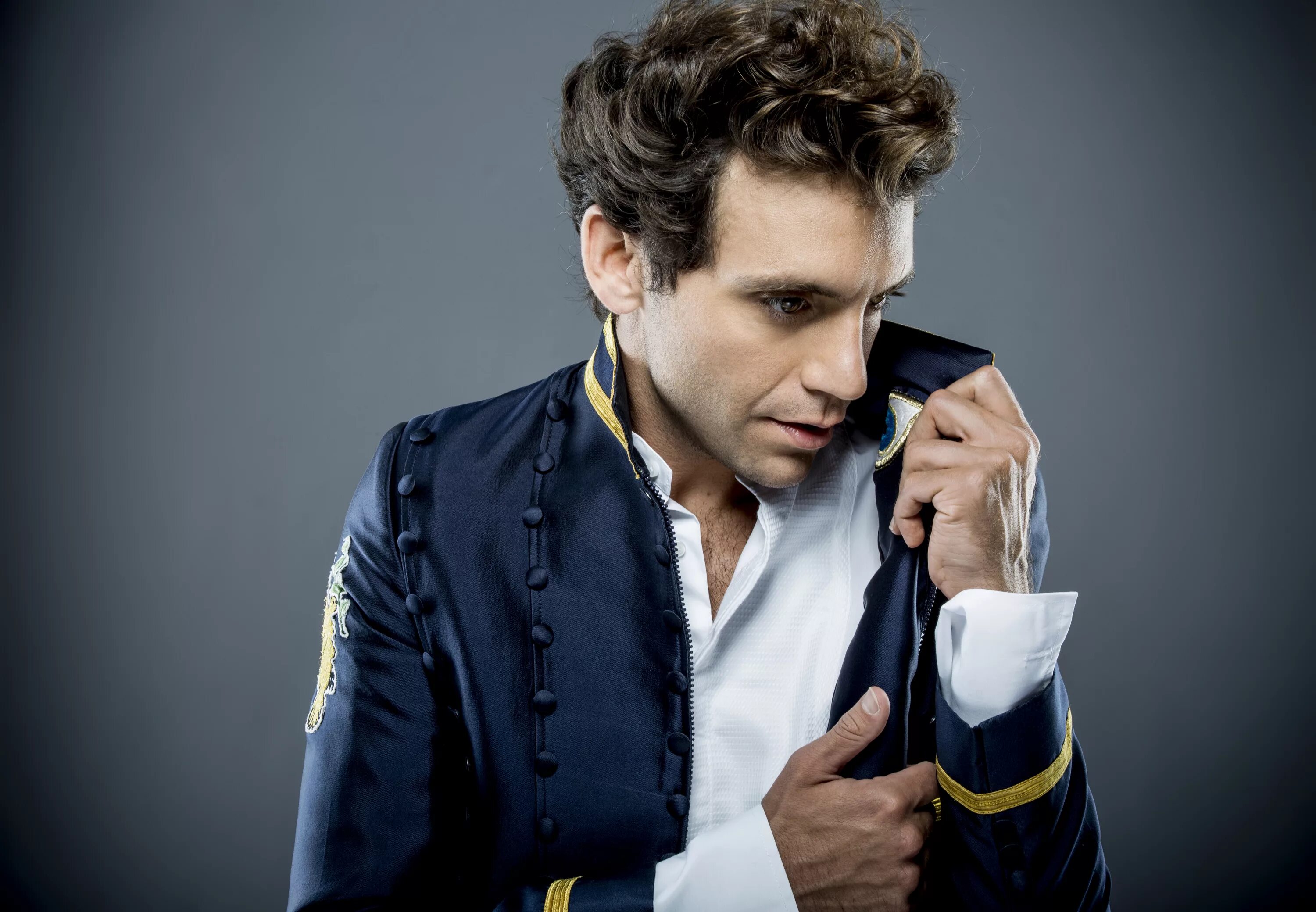 мика (певец) фото. мика певец 2023.