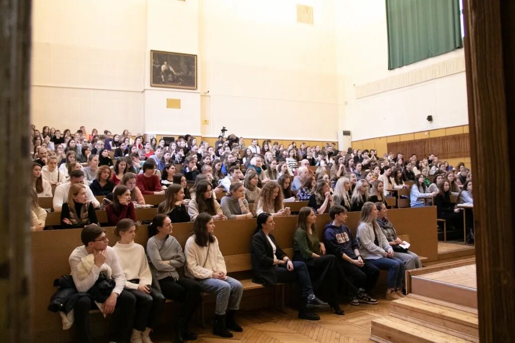 Каким специальностям обучают в мгу ломоносова. Факультет журналистики МГУ. МГУ Ломоносова ученики. МГУ им м.в Ломоносова на Моховой ЕГЭ.