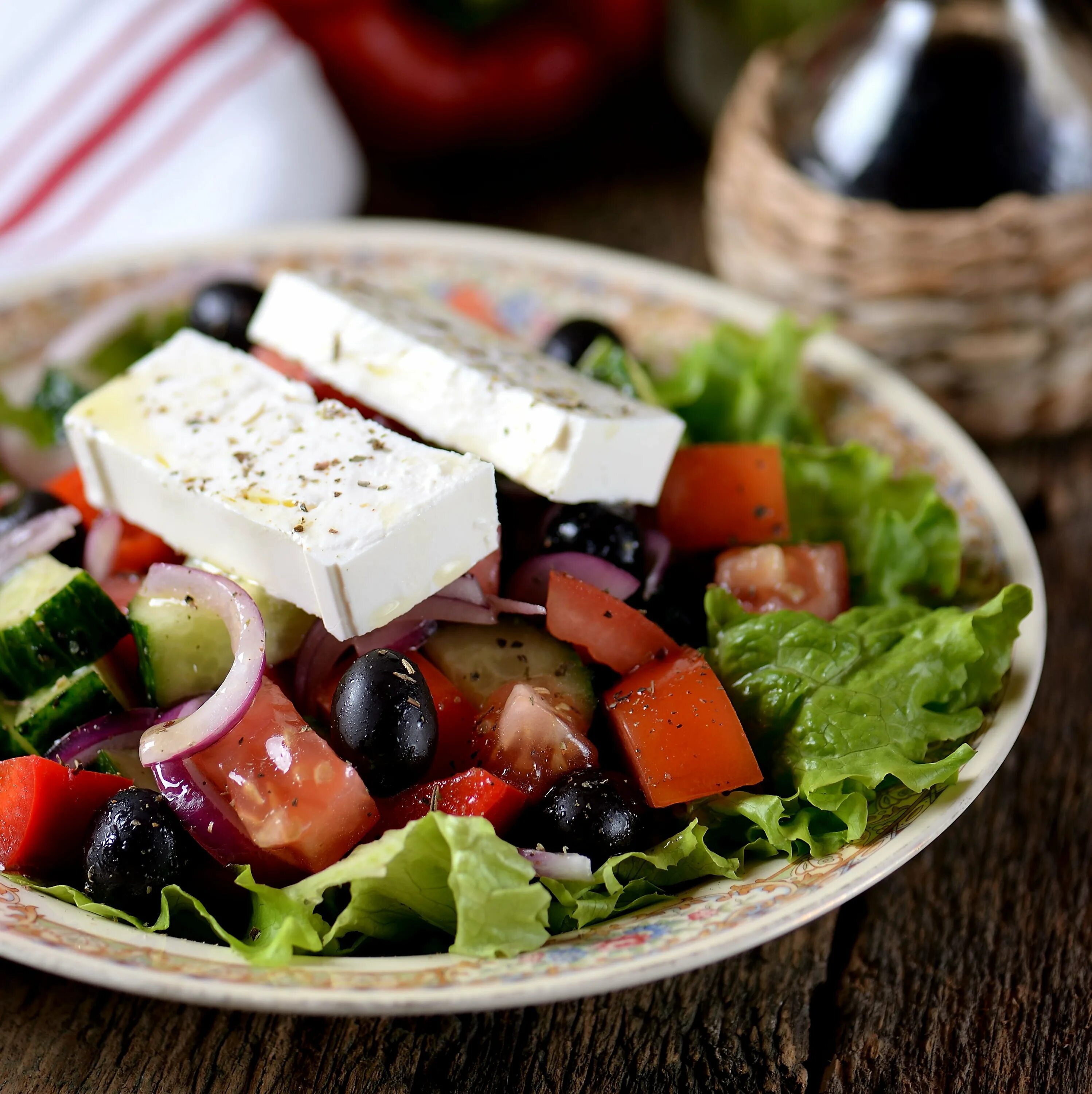 Салат греческий классический в домашних условиях простой. Greek Salad(греческий салат). Греческий салат с оливками Каламата. Оливье греческий. Украсить греческий салат.