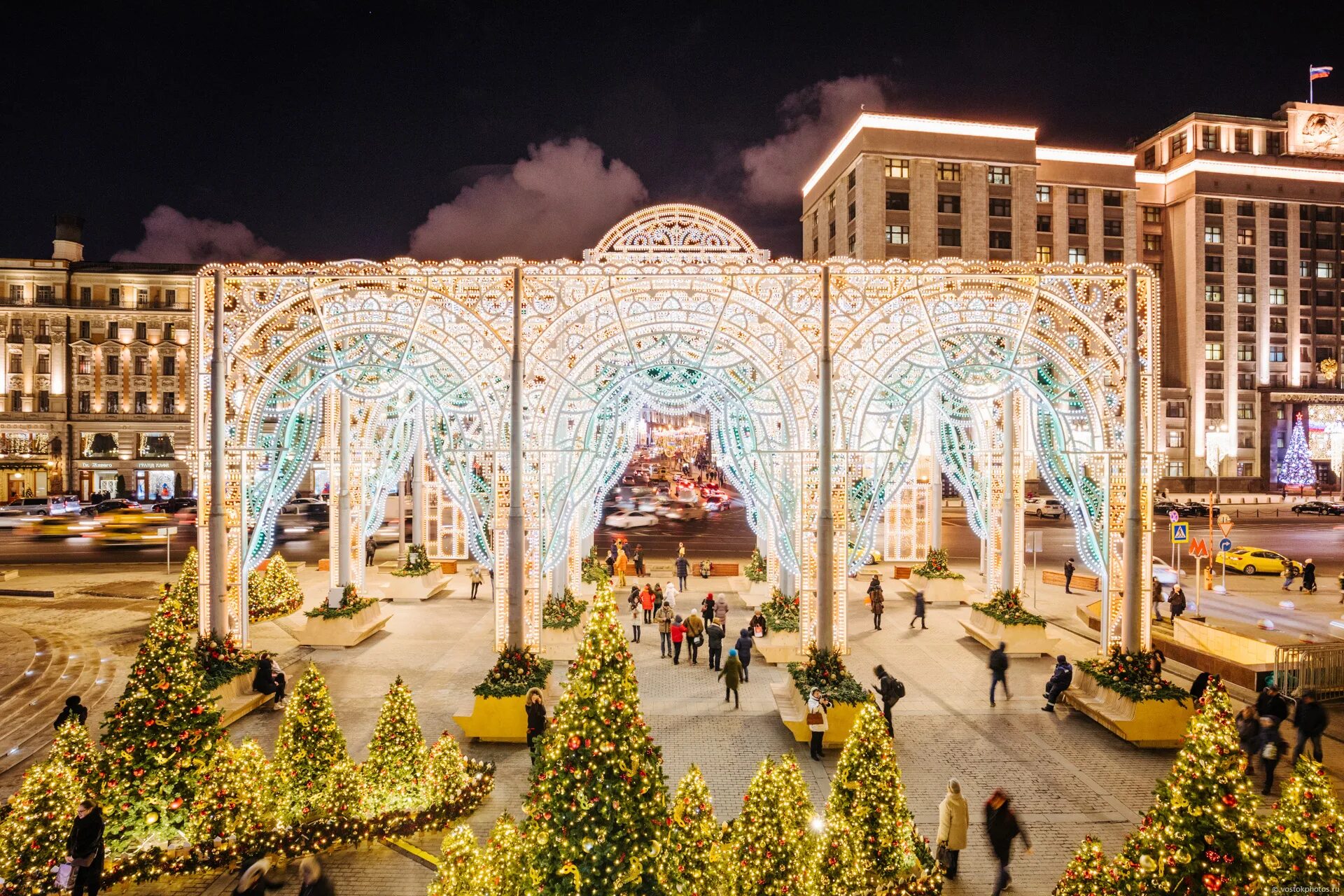 Новогоднее убранство москвы. Парк зарядье 2022. Каток на ввц. Каток вднх 2020-2021. Тверской бульвар 2021.