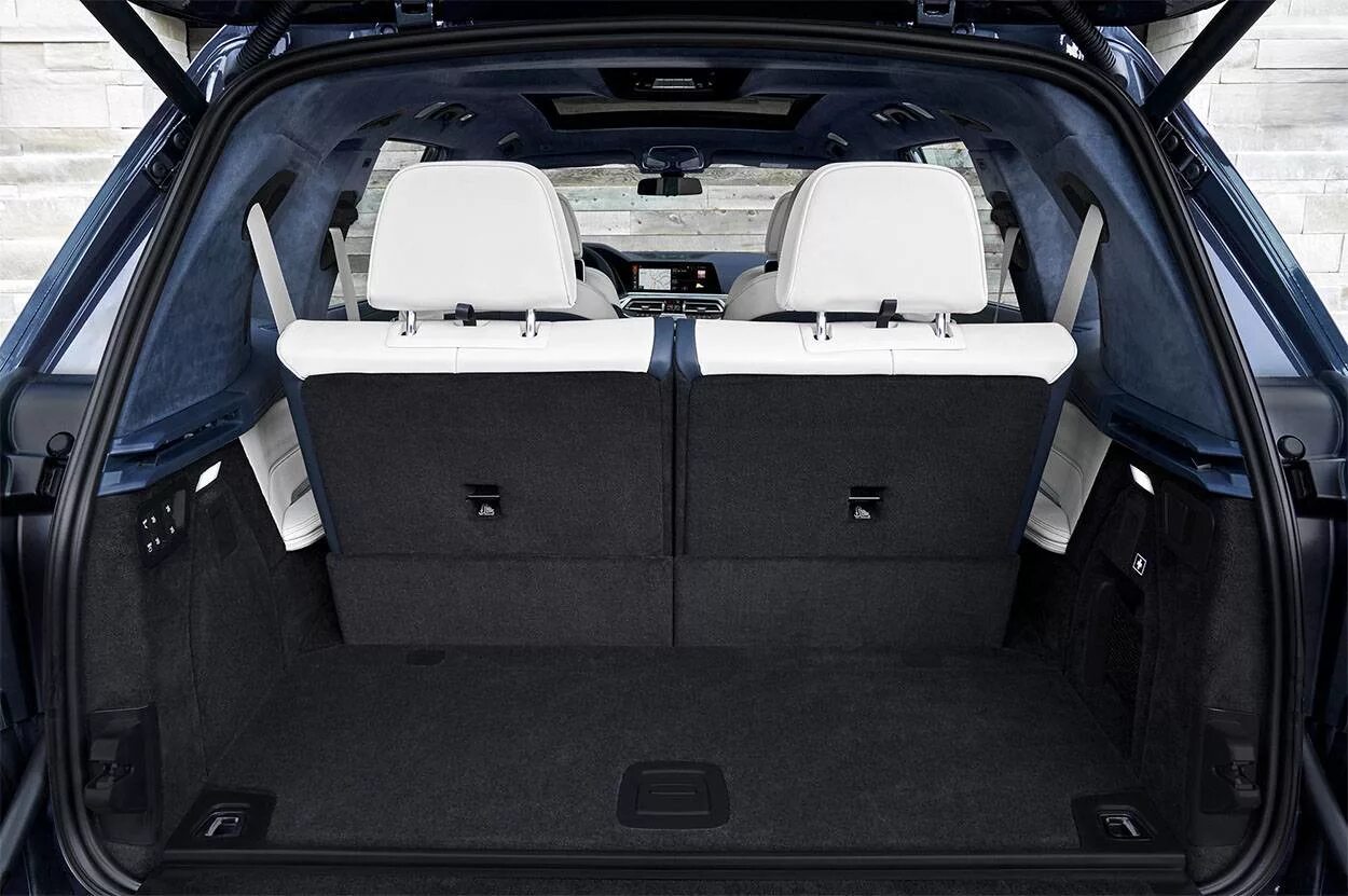 Багажник икс 5. BMW x7 багажник. BMW x7 третий ряд сидений. BMW x7 2021 багажник. БМВ Икс 7 багажник.