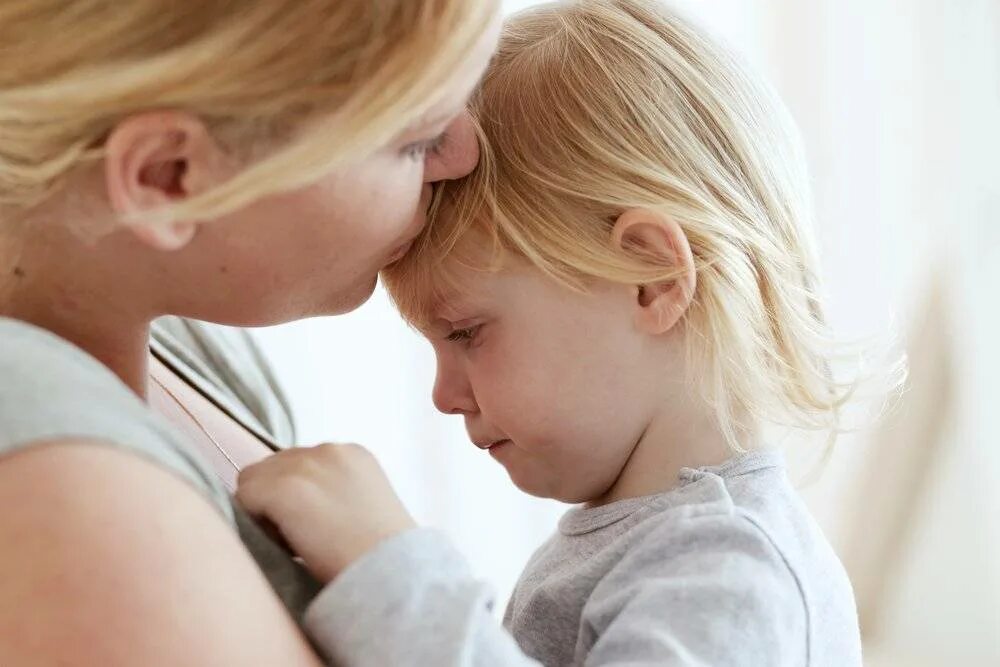 Мама с плачущим ребенком. Родители успокаивают ребенка. Мать с ребенком. Утешить ребенка.