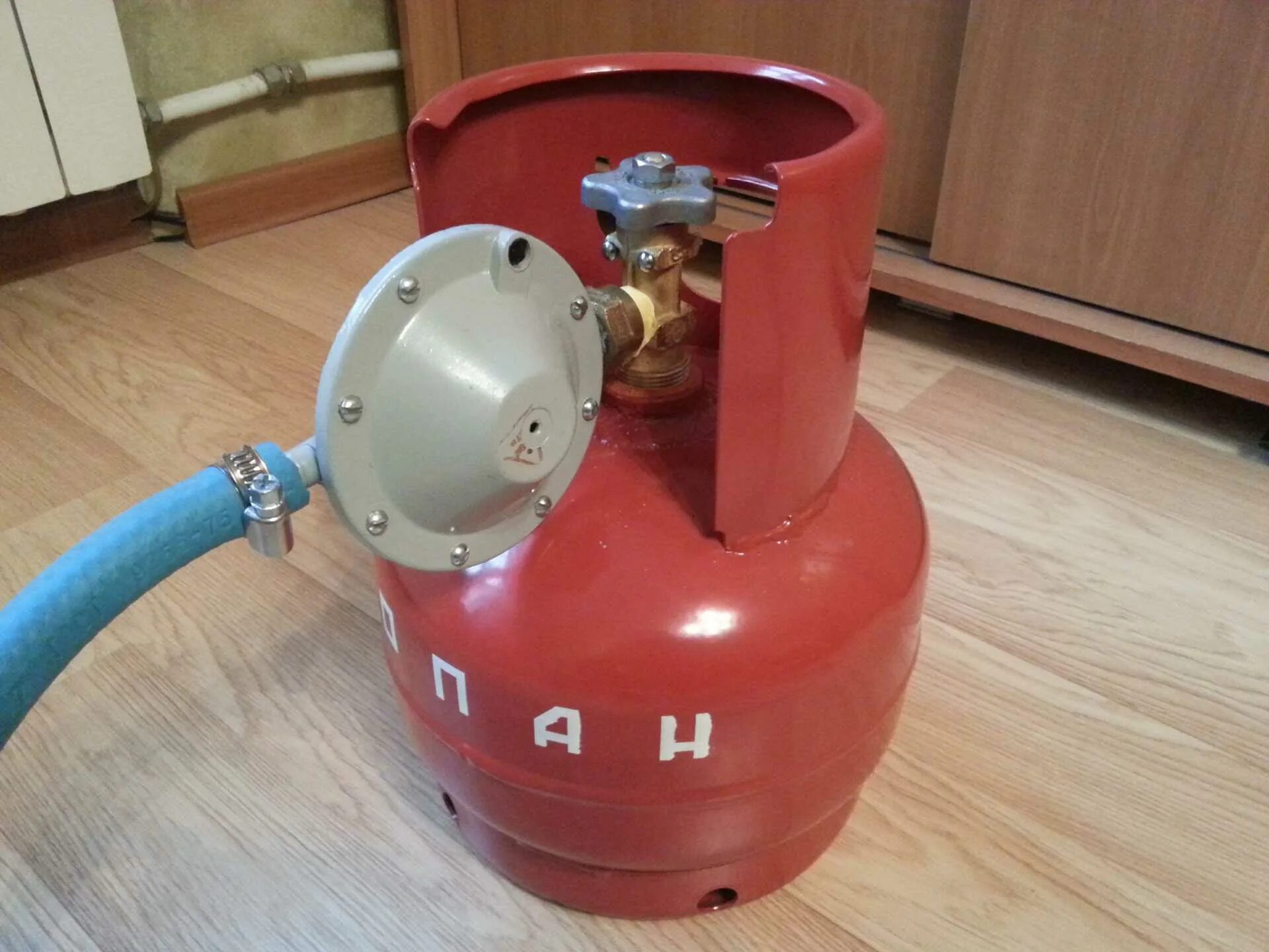 Как подключить газовый баллон к редуктору. Редуктор для 5л газ баллона. баллон пропановый 5л с клапаном и редуктором рдсг2-1. баллон пропановый 5 л. газ баллон пропан 10 л с редукторами.
