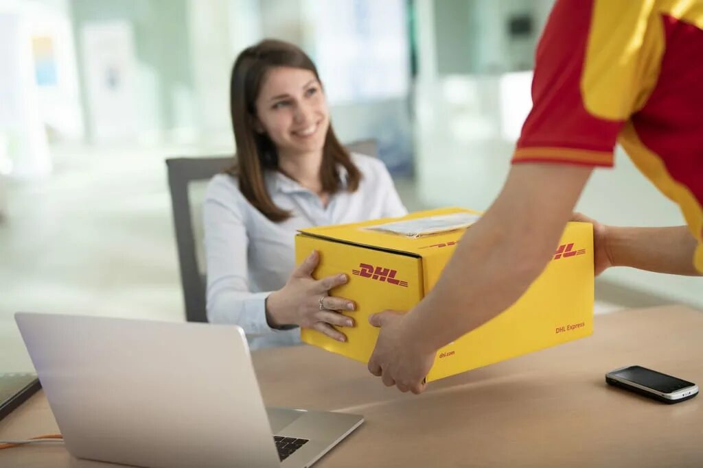 Экспресс доставка работа. Курьер DHL. DHL доставка. DHL картинки. DHL Express Курьерская служба.