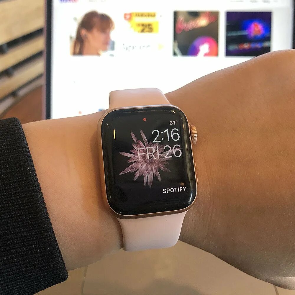 Apple watch se 40mm. Эпл вотч se 44 мм. Айфон Эппл вотч 4. Apple watch se 40. Watch series 9 сияющая звезда