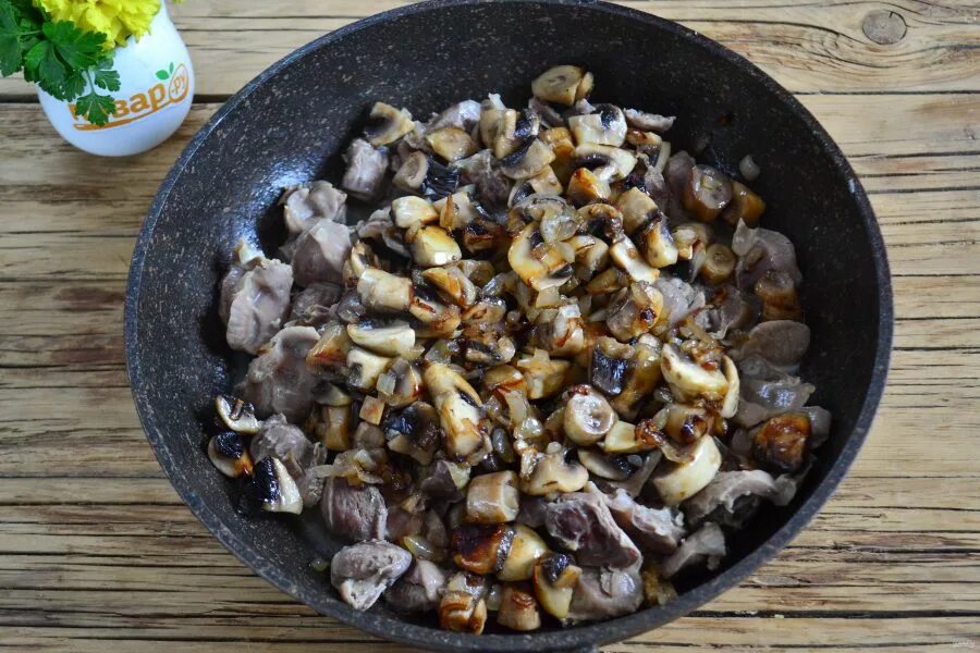 Сколько жарить куриные желудки. Жареные лесные грибы. жареные желудки. куриные желудки блюдо. грибы на сковороде.