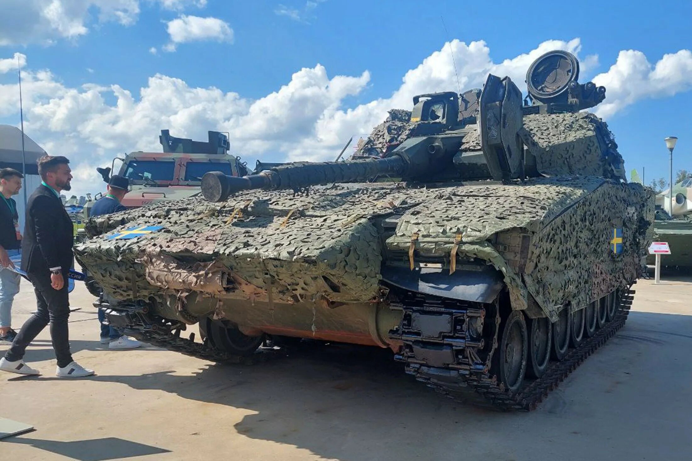 Натовская техника в москве до какого. Выставка трофейной техники нато. Шведская бмп cv90. Натовская техника в москве до какого. Боевая техника нато.