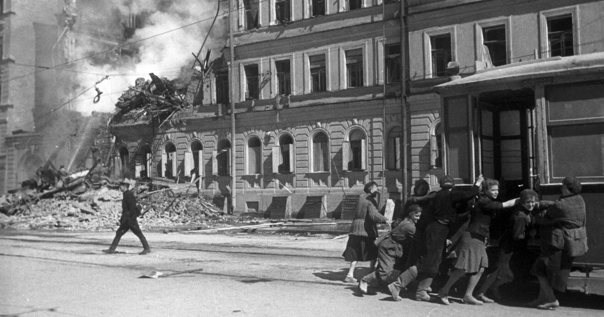 Блокадный город Ленинград. Бомбежка Ленинграда в блокаду. Разрушенный ленинград