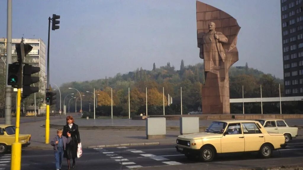 Гдр памятник ленину. Памятник эрнсту тельману в берлине. Гдр ленин берлин памятник. Гдр ленин берлин памятник. Памятники гдр.