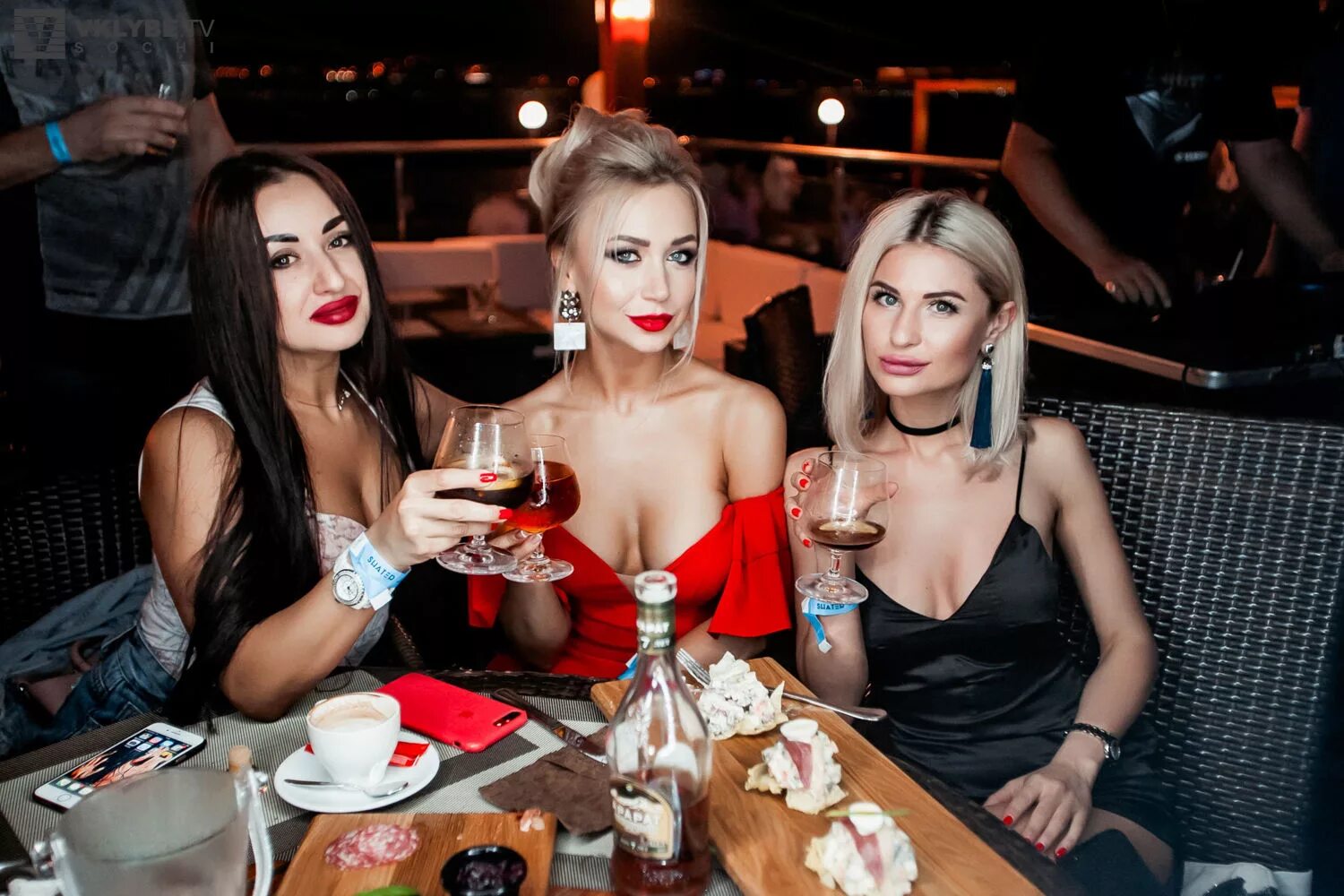 Что одеть в бар девушке. Что одеть в клуб девушке. Что одеть в бар девушке. Вечеринка в лондонском клубе. Ночной клуб сочи.