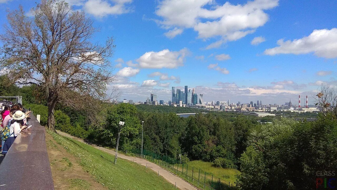 Воробьевы горы москва площадка. Москва Воробьевы горы смотровая площадка. Смотровая площадка МГУ Воробьевы горы. Воробьевы горы площадка. Воробьевы горы смотровая площадка панорама.