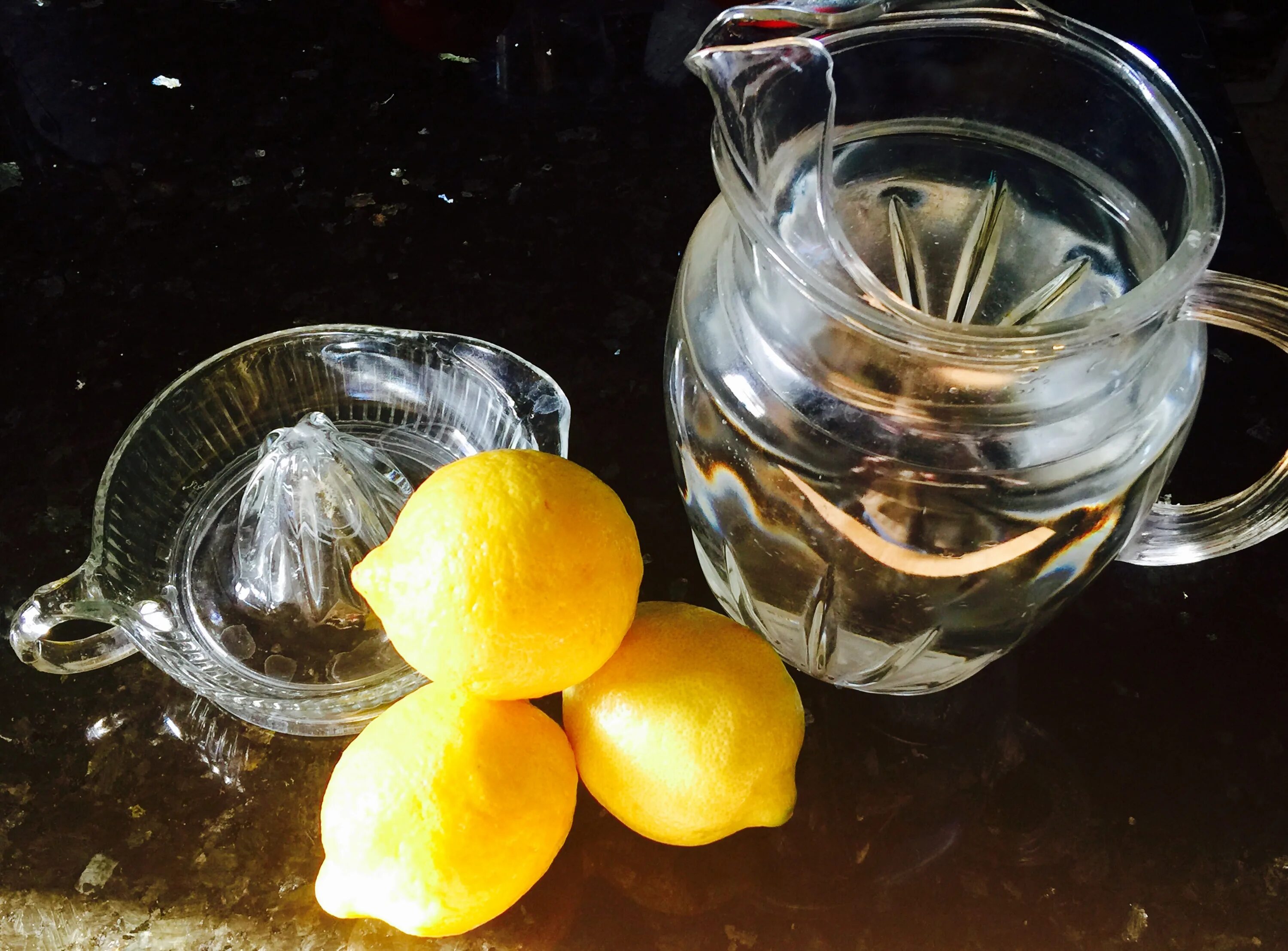 Настойка лимона на воде. Лимонный настой на воде. Лимонная вода настояна на.