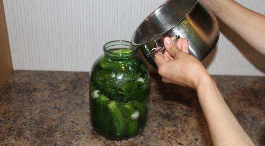 Горячим рассолом. Малосольные огурцы с уксусом. малосольные огурцы в банке горячим рассолом. залить огурцы рассолом. малосольные огурцы горячей заливки.