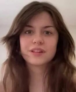 Мужчины считают, что она очень симпатичная и готовы платить ей деньги за эк...