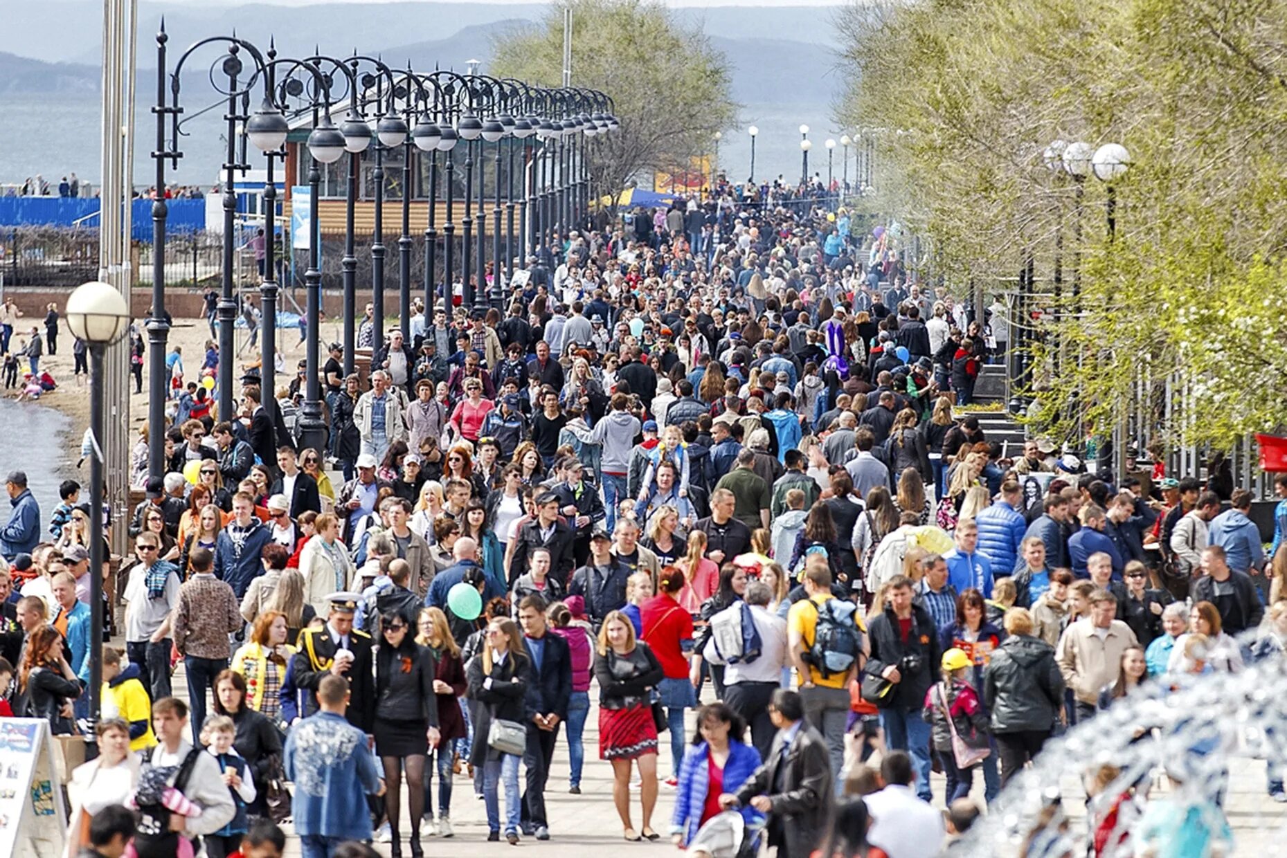 Много человек на улице. Жители города. Люди на улице. Много людей на улице. Краснодар местные жители.