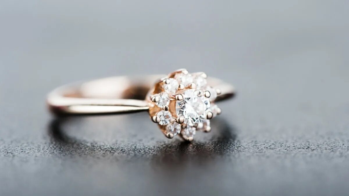 Сонник толкование снов кольцо на пальце. Кольцо на сером фоне. кольцо с драгоценным на сером фоне. простые кольца на сером фоне. приснилось серое кольцо.