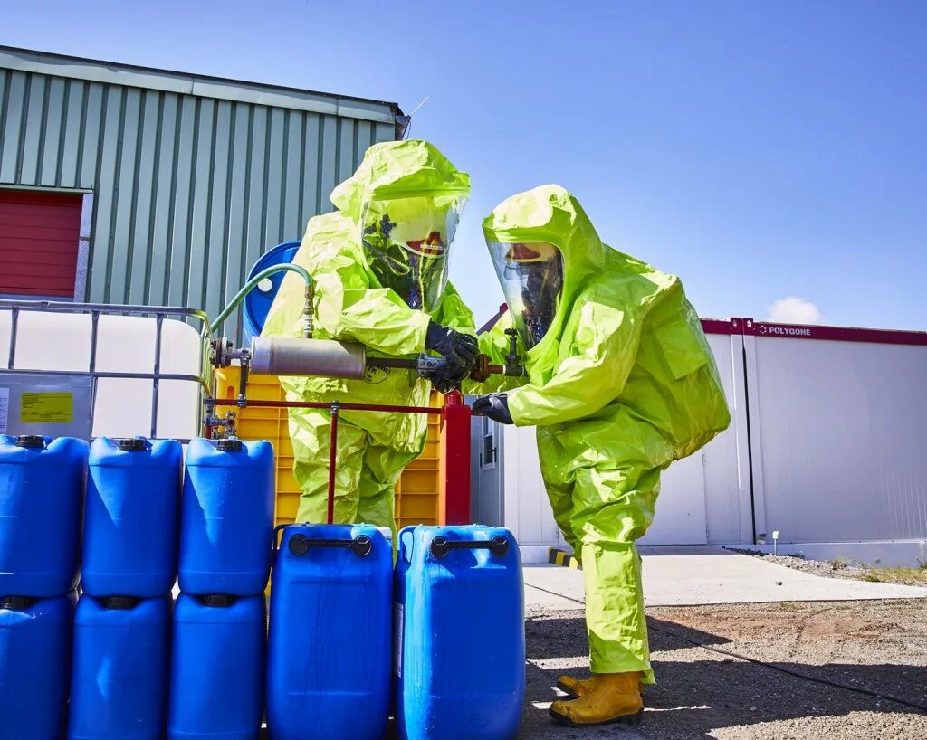 Прозрачная пленка на окна. Костюм химической защиты. Риски информационной безопасности. Огнезащита значок. Монтажник пожарной сигнализации.