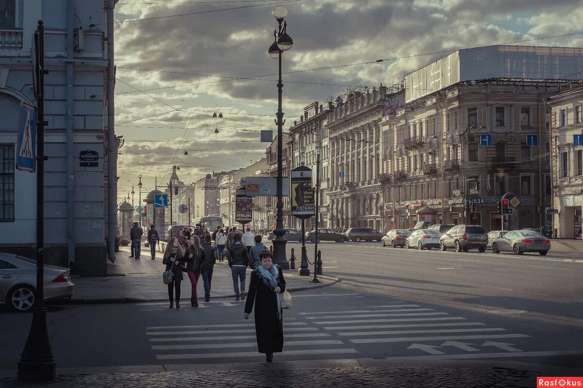 самая узкая улица в петербурге улица репина. пешеходная улица на невском проспекте. санкт-петербург безлюдный санкт петербург карантин апрель 2020. улица гороховая 41 двор санкт-петербург. осенний невский проспект.