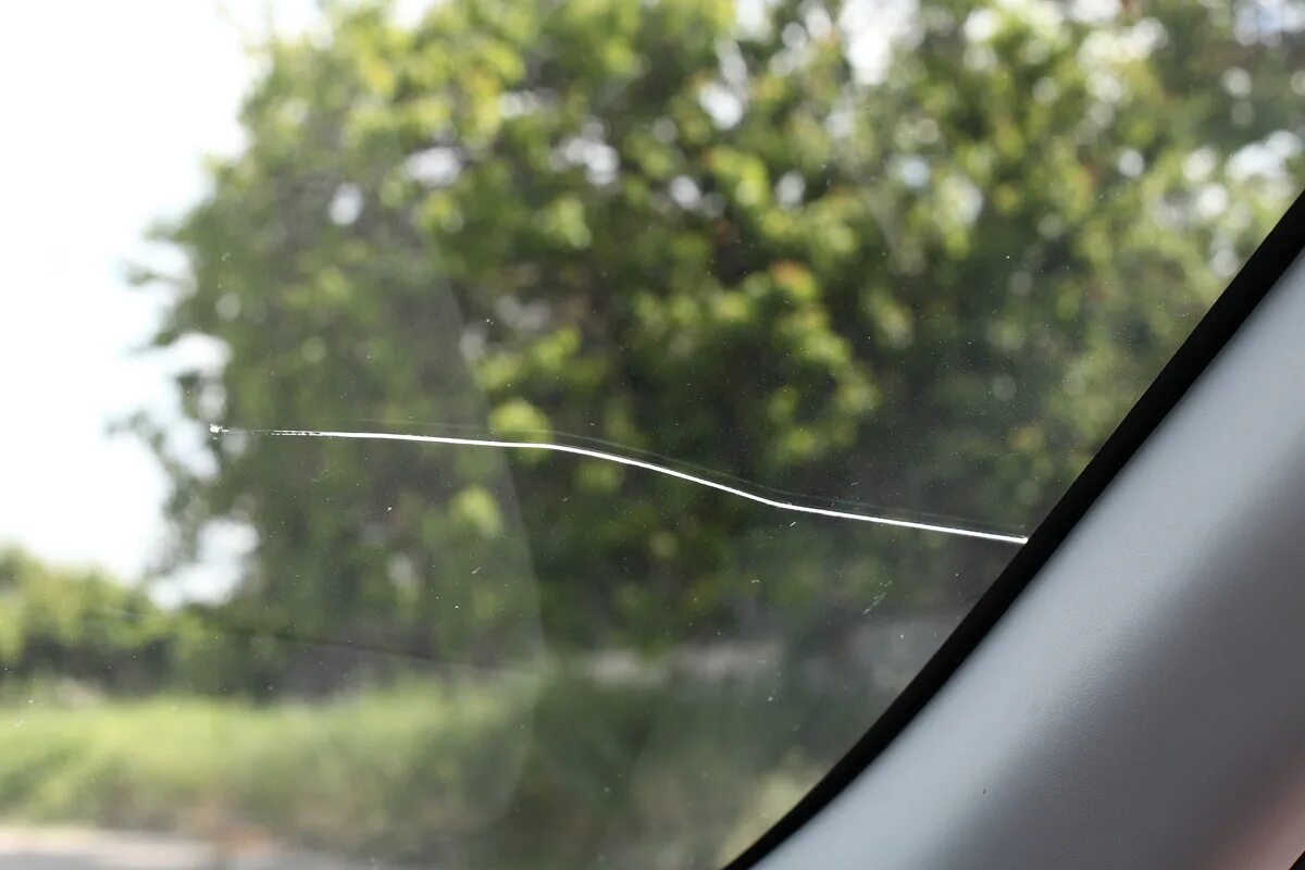 Трещина на лобовом стекле автомобиля. Трещина лобового стекла. Трещина на лобовом стекле. Трещина ветрового стекла. Лобовое стекло Трошена.
