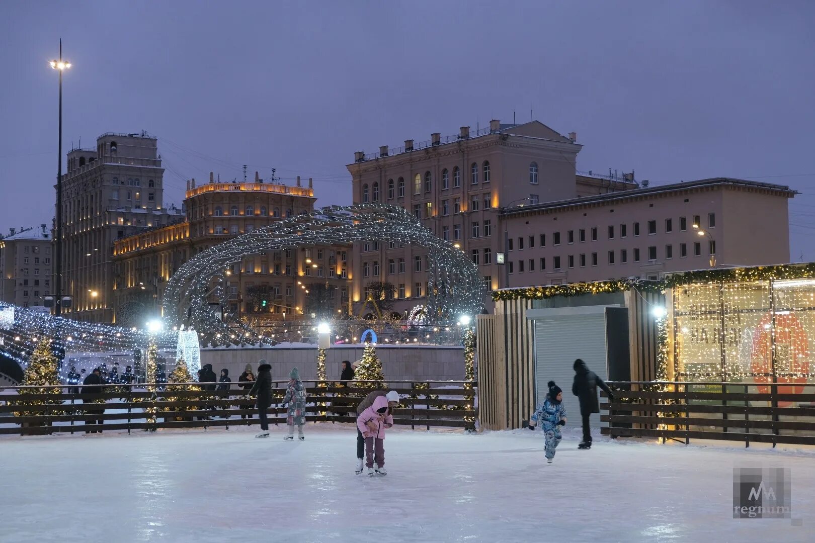 Москва каток на красной площади 2023. Каток на Павелецкой площади. Каток у Павелецкого вокзала. Каток на Павелецкой площади 2022. Каток на Павелецкой площади 2023.