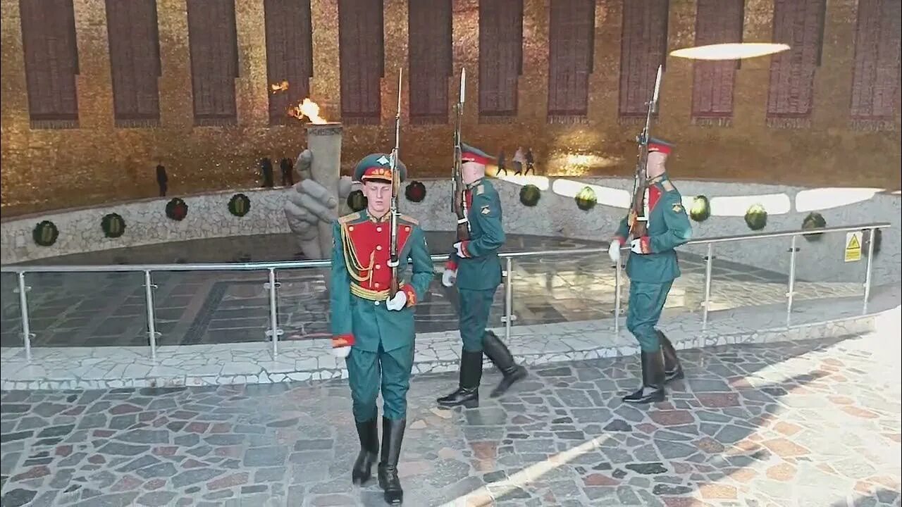 Караул на мамаевом кургане. Мамаев курган волгоград смена караула. Караул на мамаевом кургане. Смена караула на мамаевом кургане видео. Почётный караул волгоград мамаев курган.