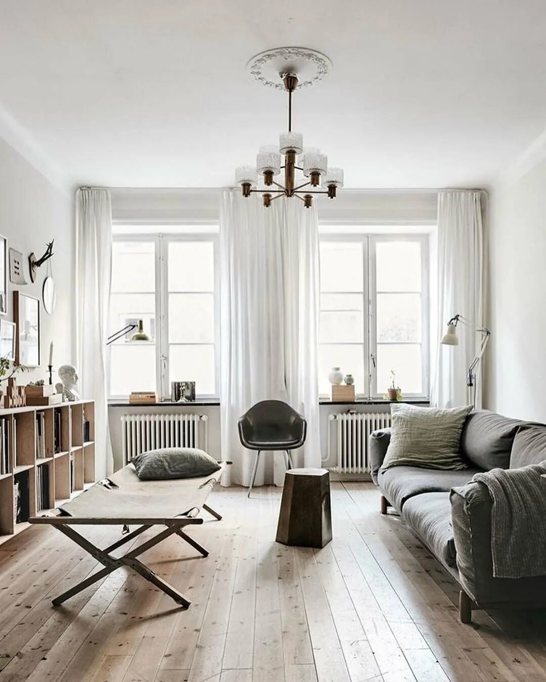 Сканди интерьер. Сканди стиль в интерьере. Гостиная в стиле сканди. Гостиная в стиле сканди. Интерьер гостиноной скандинавский стиль.