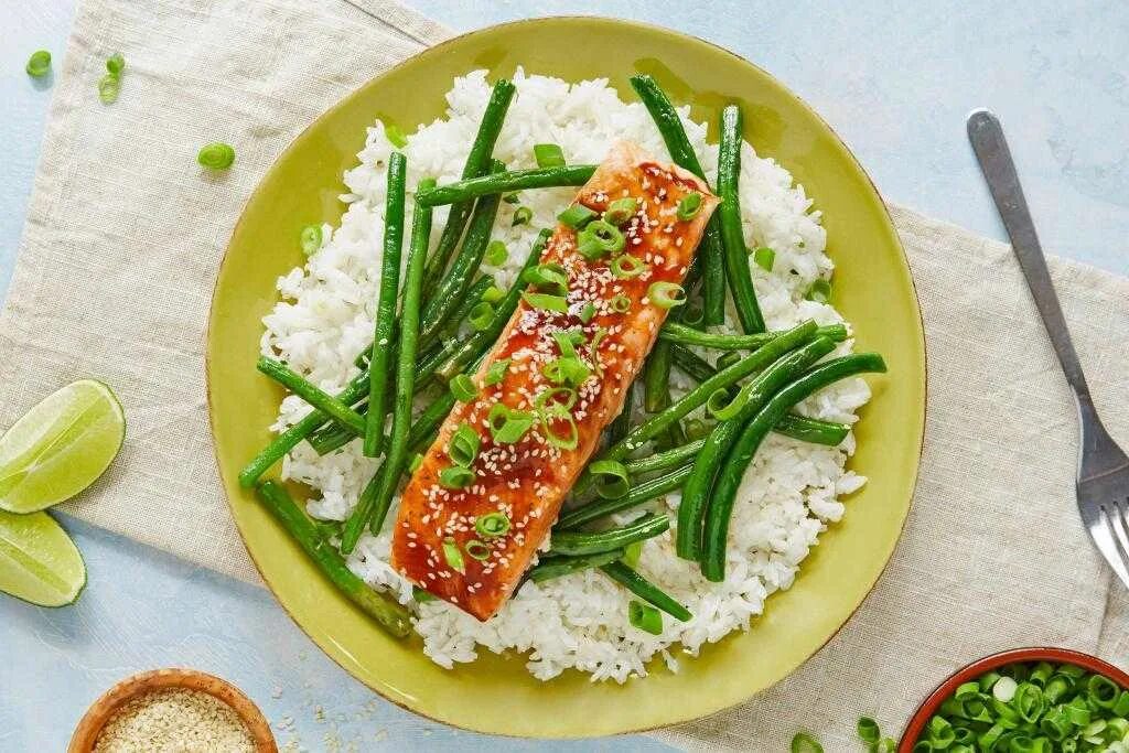 Горбуша с рисом и овощами. Семга со стручковой фасолью. рыба со стручковой фасолью. лосось с рисом. рис с рыбой.