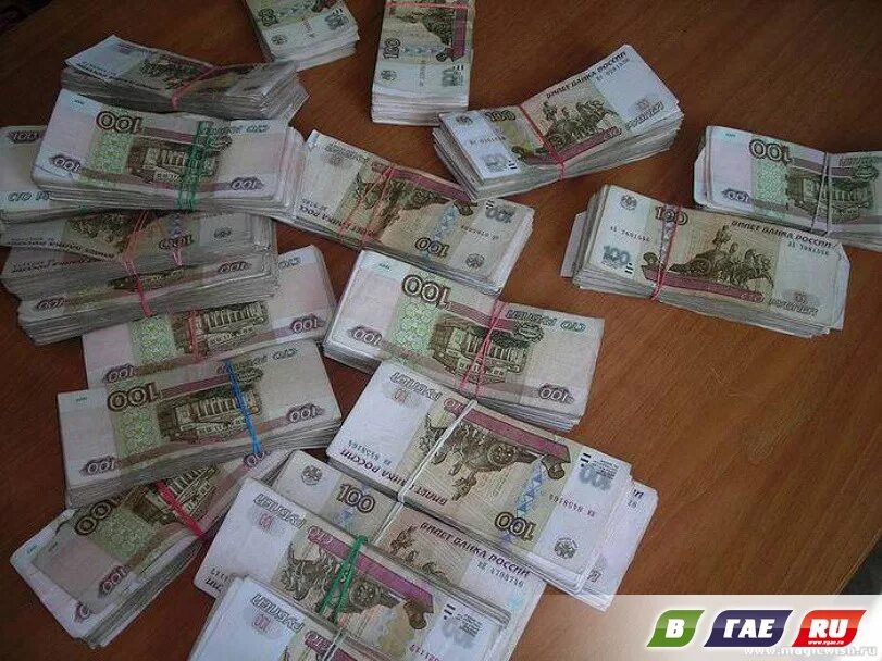 250 долларов в рублях. СТО рублей много купюр. Много денег. Много тысяч рублей. 100 Рублей куча.