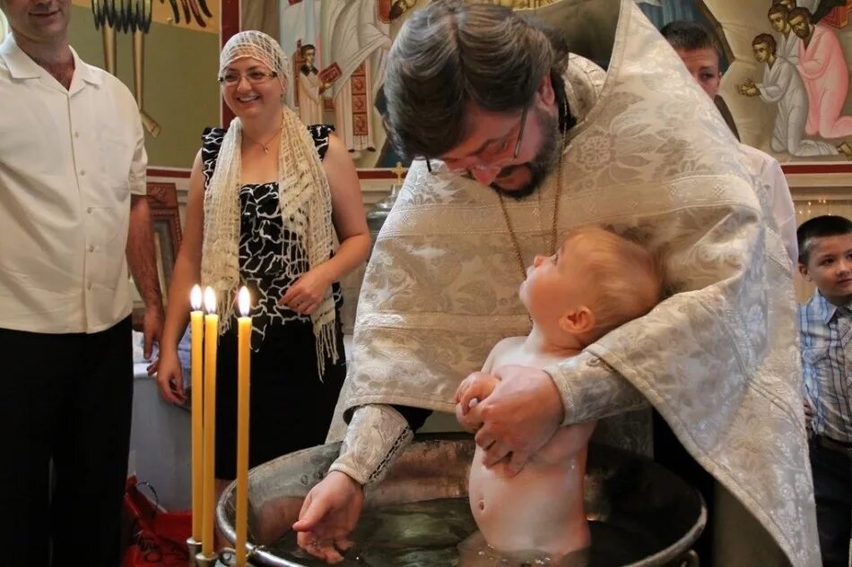 Крещение ребенка. Крещение детей в церкви. Крещение таинство Православие. Крещение в православном храме. Можно быть крестным 2 раза