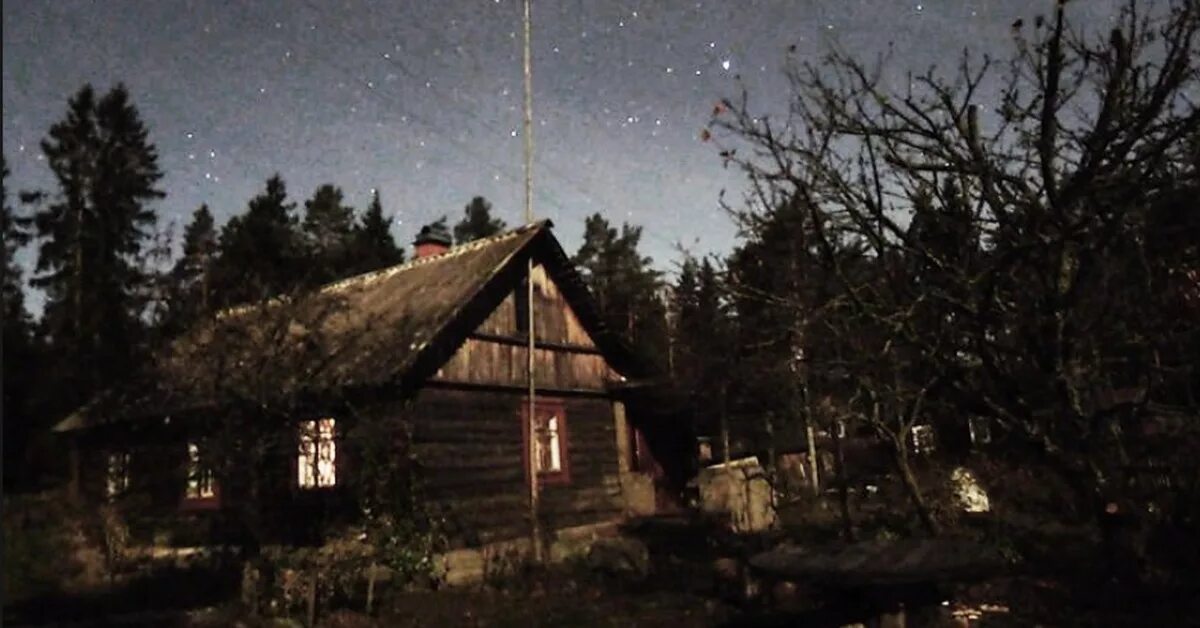 Рассказ страшная деревня. Заброшенная деревня ночью. Страшный деревенский дом. Заброшенные дома в деревнях. Жуткая деревня.