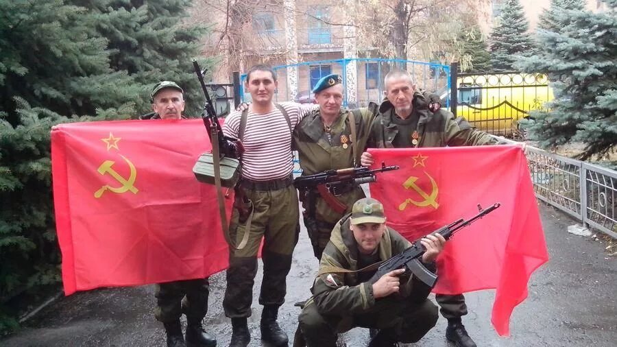 Красное знамя на донбассе. Ополченцы на танке. Ополченцы коммунисты донбасс. Земское ополчение 1611 года. Бригада восток 2014г.