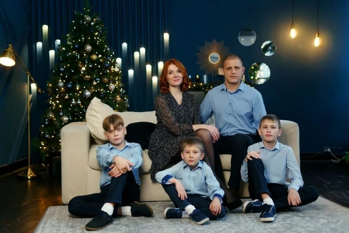 Открыли год семьи в городе. Семейная фотосессия. Многодетная семья. Фото семьи. Семья Россия.