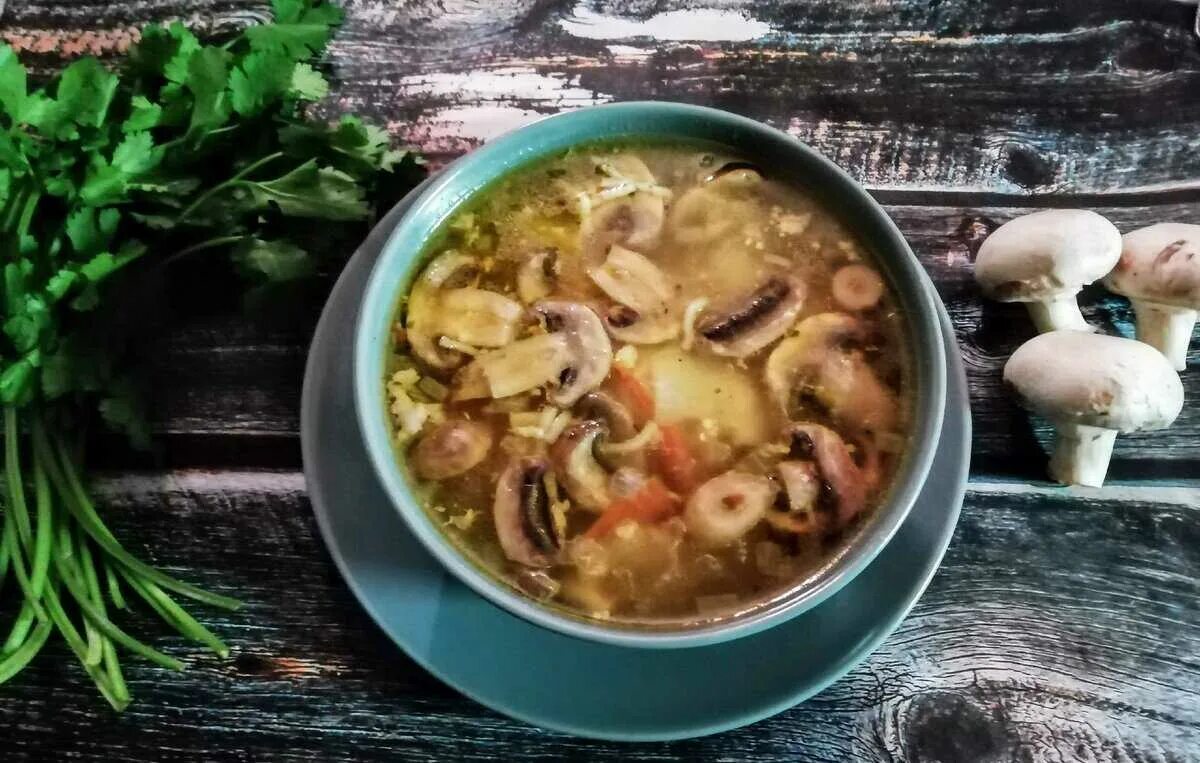 Грибы шампиньоны в горшочках. Грибы шампиньоны в горшочках. Грибной суп с опятами. Грибы шампиньоны в горшочках. Жульен рануи.