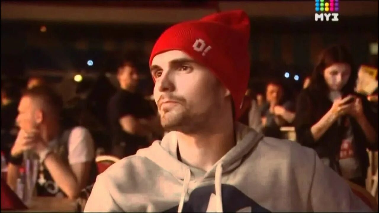 Noize mc первый канал. Из окна нойз мс клип. Нойз мс из окна обложка. Песня нойза из окна. Песня нойза из окна.