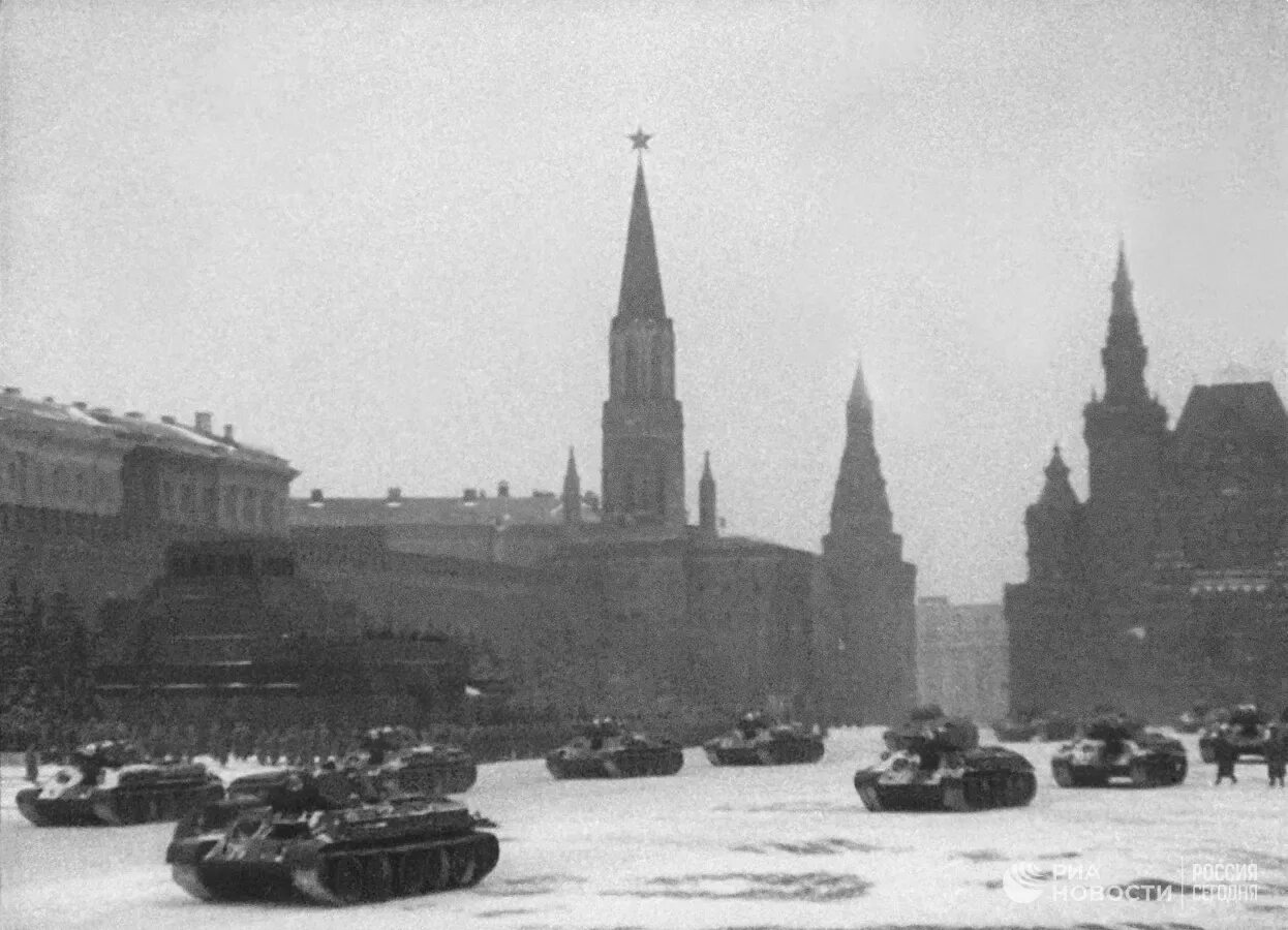 Москва военное время. Парад 7 ноября 1941 года. Парад советских войск на красной площади в Москве 1941. Парад на красной площади 7 ноября 1941. Парад Победы 1941 в Москве.