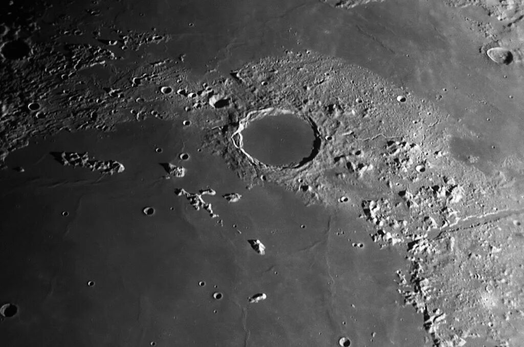 Кратер на обратной стороне Луны. Пифагор (лунный кратер). Снимки обратной стороны Луны. Обратная сторона Луны реальные снимки.