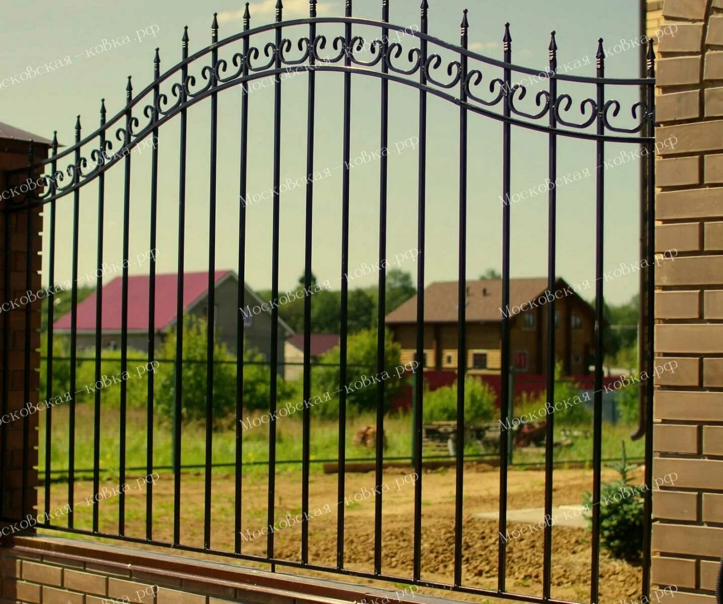 Купить недорого металлический забор. Кованый забор. Красивые кованые заборы. Красивый металлический забор. Красивые заборы из металла.