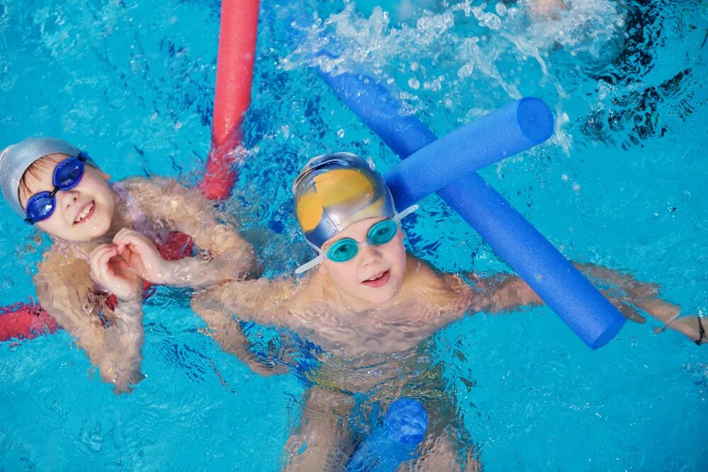 The children are swimming. Дети в бассейне. Плавание дети. Плавание в бассейне дети. Аквафитнес для детей.