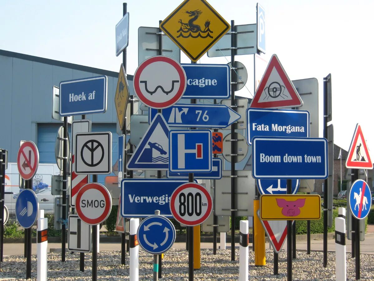 Дорожные знаки на дороге. Дорожные знаки в Европе. Много дорожных знаков. Дорожный знак город. Дорожные знаки Евросоюза.